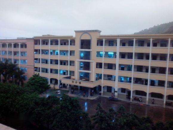 梧州市龍圩區第二初級中學定購5.5KW恒壓供水設備一臺