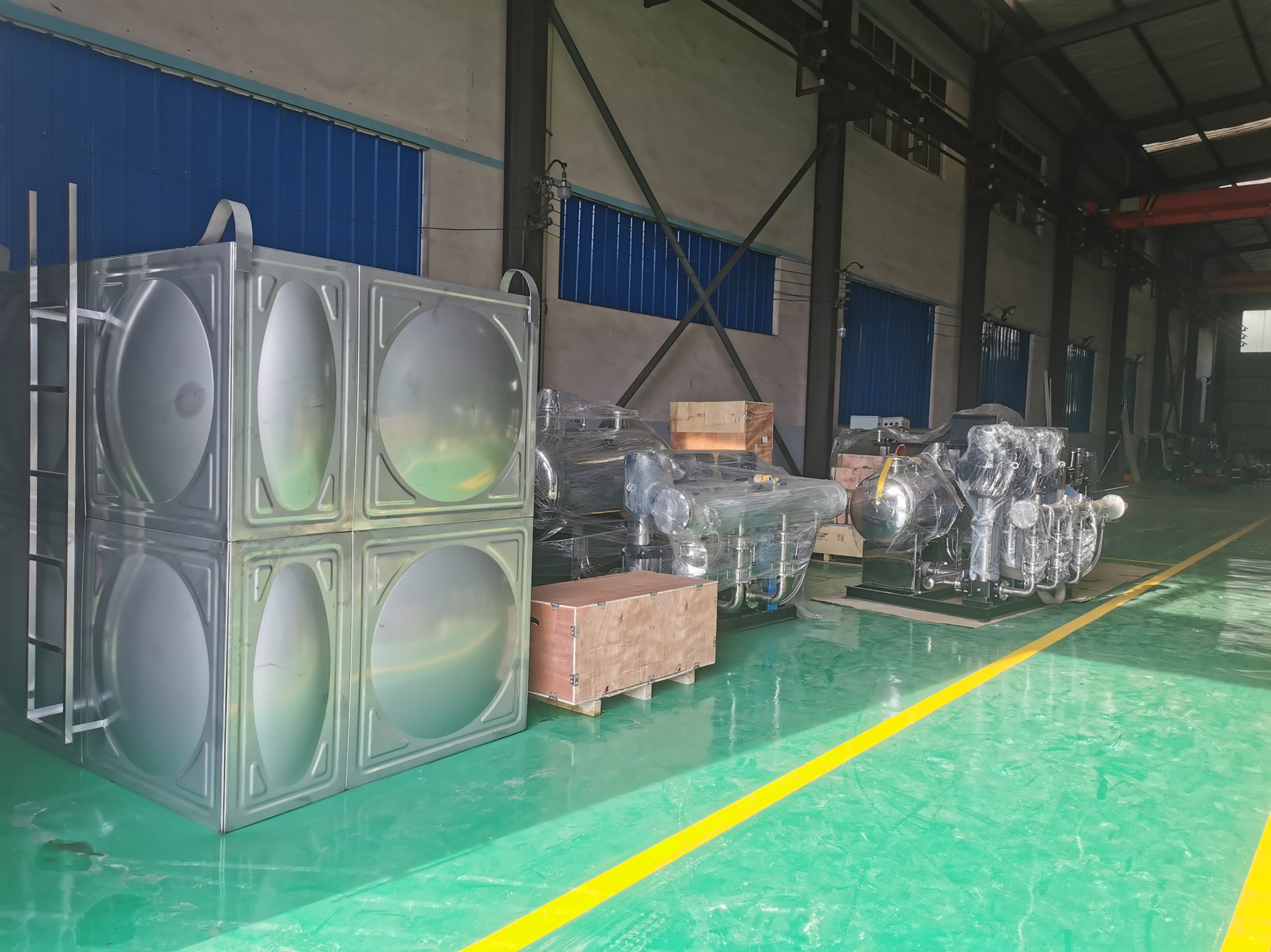 標(biāo)準(zhǔn)化的不銹鋼水箱、供水設(shè)備與污水提升設(shè)備生產(chǎn)車(chē)間